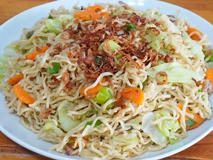 78K views · 603 reactions | Mie Goreng Kampung Ala Hajatan !! Gurih Dan Enak Banget.. Mie goreng ala hajatan Bahan-bahan: 1 buah wortel 2 lembar kol 4 siung bawang merah 1 batang daun bawang 4 siung bawang merah 4 siung bawang putih 5 butir kemiri 1 sdm udang rebon 1 bungkus mie Minyak secukupnya ½ sdt garam ¼ sdt lada bubuk ½ sdt penyedap rasa Secukupnya bawang goreng untuk taburan #resep #resepmasakan #reseprumahan #resepmudah #reseplezat | Pesan Bunda | Facebook