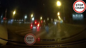 Niebezpieczna sytuacja na przejściu dla pieszych. Kierujący Mazdą omal nie potrącił kobiety na przejściu | Stop Cham