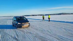 Nurmeksen hoitourakassa on viimeisen reilun kuukauden ajan valmisteltu Koli-Vuonislahti jäätietä Pielisen poikki, jäätä on mm. pidetty puhtaana lumesta ja paikoin jäälle on pumpattu vettä jään vahvuuden lisäämiseksi. Tänään tehtiin koko jäätien pituudelle jäänvahvuus mittaukset, (yli 200 kairausta), jokaisen kairauksen kohdalla teräsjäätä oli yli minimissään vaadittava 40cm. Jäätie avattiin alkuillasta liikenteelle. Koli-Vuonislahti jäätie on Euroopan sisävesien pisin jäätie, (7,3 km), liikennet