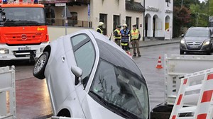 Handbremse nicht angezogen: Fiat landet in Baugrube