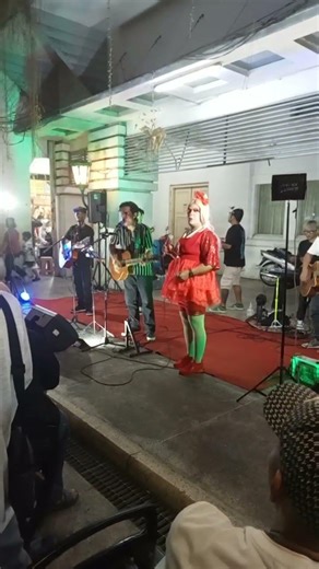 Lihat wik wik ambyar konser di teras Malioboro