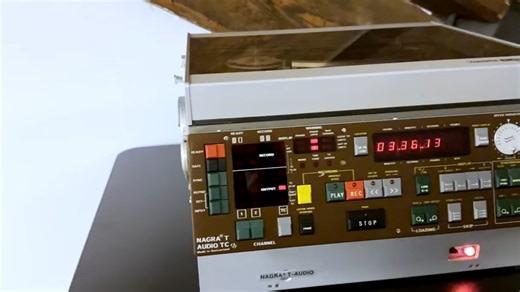 Célio Attack on Instagram: "O Nagra T-Audio TC é um gravador de fita analógico de rolo (reel-to-reel) de classe mundial, fabricado pela marca suíça Nagra (Kudelski) entre 1981 e 1994. Originalmente projetado para estúdios e para a indústria cinematográfica, ele é considerado um dos equipamentos de áudio mais precisos e sofisticados já produzidos. Especificações e Recursos Principais Time Code (TC): O sufixo "TC" indica que esta versão possui suporte completo para Time Code SMPTE/EBU, tornando-o 