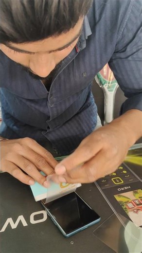 Smart cutter se banaya perfect screen guard!#screeenprotector#mobilerepairing #gadgetprotection