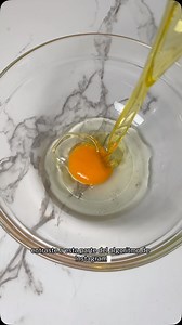 Receta de @letsdoughitt 👏🏼👏🏼👏🏼👏🏼👏🏼 Muffins de chocolate chunks: 180 gr harina de arroz 1 huevo talla L v 50 gr yogur griego 60 gr aceite de coco 80 gr leche vegetal 65 gr eritritol o stevia v 60 gr chocolate sin azúcar v 1 chorrito de vainilla 1 cucharadita polvo de hornear ¼ cucharadita bicarbonato Pizca de sal 1. Precalentamos horno a 160 grados. 2. Mezclamos todos los ingredientes líquidos. 3. Agregamos todos los ingredientes secos. Cuando esté lista la mezcla déjala reposar por 15 