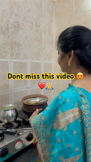 Tamil mom singing aruyire song in kitchen 😍❤️ | MUST WATCH ! #tamilmusic #mom #sing