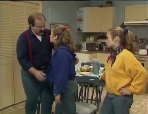 Saison 1, épisode 65 L'heure est grave. Julie Fraser s'est fait attaquer sur la rue ! #watatatow #archives #radiocanada #humour #quebec #pourtoi #foryou