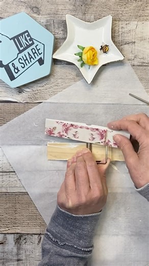 Biggest Clothespin at Dollar Tree! DIY it YOUR WAY Display your photos, recipes or note cards!