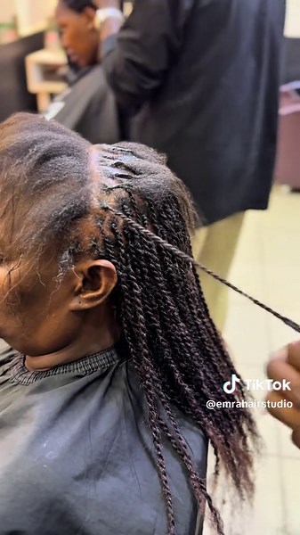 📍Kampala, Ntinda – Trade Center Building Near the traffic lights, opposite former Crane Bank Shop No. B04 Call or DM us on 0701275496 to make a booking#emrahairstudio #ntindasalons #naturalcurls #straws #gentlehaircare