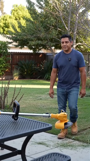 ¿Listo para una jardinería eficiente y sin complicaciones? 🌿 Descubre nuestra cortadora eléctrica de césped y desmalezadora inalámbrica. Con su cabezal giratorio y cuchillas intercambiables, lograrás un acabado impecable. Su altura ajustable te permite adaptar el corte a tus necesidades. Además, incluye dos baterías de 4000mAh para que nunca te quedes a medias. Es la alternativa perfecta y eficiente para mantener tu jardín impecable. ¡Simplifica tu rutina de cuidado del jardín! Tap para comprar