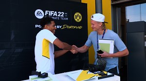 😅🎮 FIFA 22 Ratings presented by JB22 Jedes Jahr aufs Neue sorgen die #FIFA-Ratings für große Diskussionen, auch unter den #BVB-Spielern. Jude Bellingham präsentiert Erling Haaland, Marco Reus, Donyell Malen und Co. die neuen Werte und diskutiert mit ihnen. | Borussia Dortmund