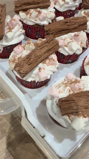 Baking Therapy Hot chocolate cupcakes all ready for tomorrow’s @richardmstone @project_management_blueprint mastermind day. We always try and make the mastermind treats seasonal and this months definitely won’t disappoint 😋 Beautifully made by Ruby, hot chocolate powder in the cake mixture…. A stunning topping consisting of a shiny marshmallow buttercream 😍 topped with a cadburys flake, mini marshmallows and a chocolate sprinkles!!! Boy are they in for a treat tomorrow 😍 Thank you Ruby 😘 I’m