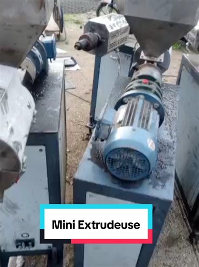 🔧 Les mini extrudeuses de plastique : une révolution pour le recyclage et la petite production ♻️ Les mini extrudeuses de plastique deviennent de plus en plus populaires dans le monde de l’industrie et du recyclage. Compactes, efficaces et faciles à utiliser, elles permettent de transformer des déchets plastiques en nouveaux produits ou en matière première réutilisable. ✅ Avantages principaux : • Taille compacte, idéale pour les petits ateliers • Consommation d’énergie réduite • Possibilité de 