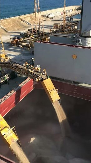 Loading gypsum cargo in Garrucha,spain