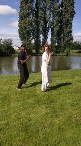 Bailando bachata, here are a few basic bachata solo steps This is the first part, I'll upload the second part in the evening. you can practice these steps and in the second part you'll see how to dance this with a partner. 5 bachata basic steps to practice 1. Bachata basic step 2. Forword back basic 3. In-out step 4. Left and right turn 5. Stop and go Bailando bachata, Voici quelques pas de base de bachata solo. Ceci est la première partie, je publierai la deuxième partie ce soir. Vous pouvez vo