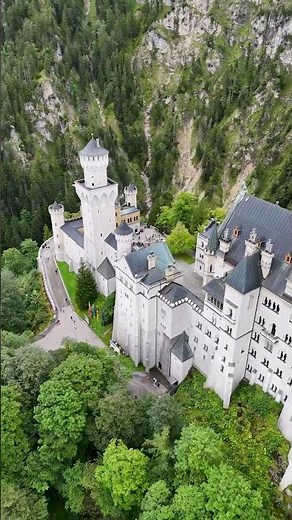 Vista Aérea del Castillo de Neuschwanstein en Baviera 🏰✨