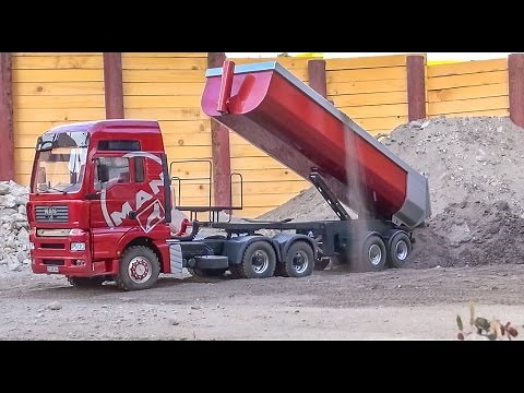 RC excavator loads tipper trucks! BIG traffic at the construction site!