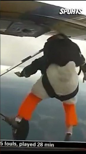 Oregon Duck loses its head SKYDIVING in 2012 ✈️🪂🐦 #shorts #oregonducks #mascot #cfb