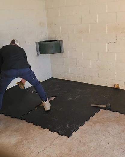 Another seamless install of our interlocking rubber mats 👌 Get a quote now! #rubbermat #stablemats #amacronequine #stablefitout | Amacron Equine