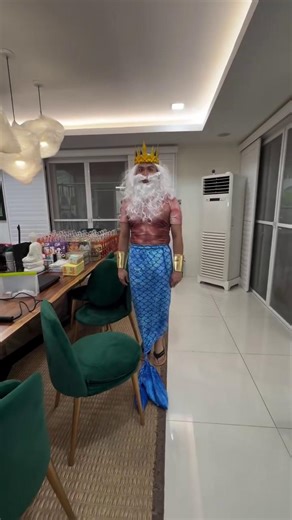 MERMAN NA NAG-MOONWALK? 😂🧜🏻‍♂️ Good vibes na naman ang hatid ng mag-asawang Jennylyn Mercado at Dennis Trillo sa latest social media post ni Jen habang nakasuot ng kanilang halloween costumes. "LARO," caption nito habang hindi mapigilan ang pagtawa sa asawang si Dennis na nakabihis bilang isang merman at tila nag-moonwalk pa. Courtesy: Jennylyn Mercado/Facebook | GMA News