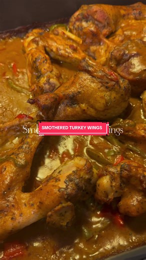 Smothered turkey wings recipe 👏🏽 #dinnerrecipes #reddroxxrecipes