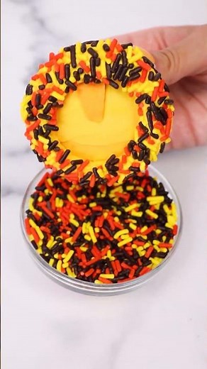 This cupcake is the sweetest king of the jungle!