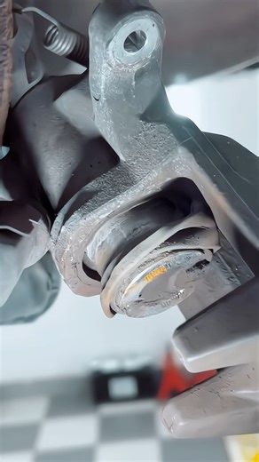 Stuck Brake Caliper Piston! 😱 Why Your Brakes Are Squealing & Failing 🛑🛠️ #BrakeCaliper #BrakeRepair #CarProblem #TipsOtomotif #ToolsReview #usa #workshop #Automotive #me #foryou #Machine #workshop #DIY #amazing | Ecko Ecko