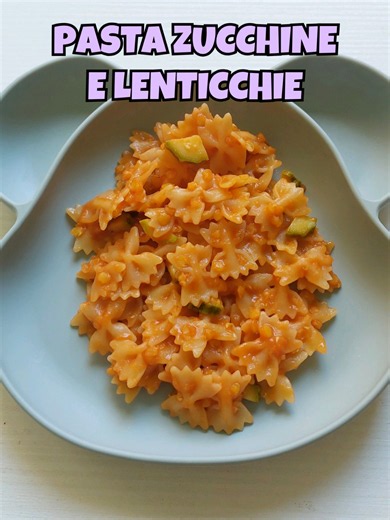 🍝 Pasta con pomodoro, zucchine e lenticchie: un'idea semplice, veloce e completa per tutta la famiglia. In un unico piatto troviamo carboidrati, verdure e legumi, per un pasto equilibrato e adatto ai più piccoli durante lo svezzamento. 📝 Ingredienti: • Pasta o pastina • Zucchine • Lenticchie cotte • Passata di pomodoro • Cipolla Una ricetta perfetta per quei giorni in cui il tempo è poco ma non vuoi rinunciare a portare in tavola qualcosa di nutriente e gustoso. ❤️ Salva la ricetta per il pros