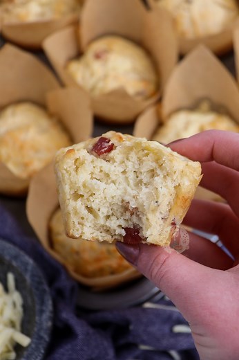 Cheese and Bacon Muffins 🧀🥓 Easy, savoury and utterly scrumptious cheese and bacon muffins that you will want to make over and over again! We all know how much I love baking, I completely and utterly adore all things savoury 🥰 What happens when you add cheese into a bake?! You create something that is my idea of heaven… so these cheese and bacon muffins are here and are happening. THEY ARE GLORIOUS.🤤 🧀 Recipe 🧀 Ingredients ▪️300g self-raising flour ▪️100g mature cheddar cheese ▪️80ml sunfl