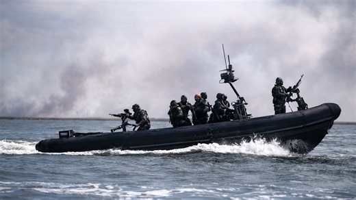US and Dutch marines fire weapons in joint training
