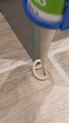 The silicone worm-e #masticman #satisfyingvideos #siliconesealant #siliconsealant #construction #constructionlife #tiler #tilersofinstagram #satifaction #plumbers #plumber #plumberslife #caulking #caulkingprofessionals #asmr #asmrrelax #asmrcommunity | southcoastsealantsltd