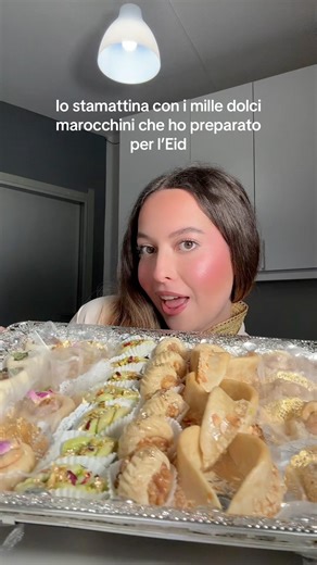 Io stamattina con i mille dolci che ho preparato per l’Eid