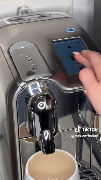 The most asked question is about Nespresso capsules. Many wonder about the difference between big capsules and small capsules. The VERTUO line offers a variety of sizes: 0.85oz ristretto, 1.35oz single espresso, 2.7oz double espresso, 5oz gran lungo, 7.77oz full cup of coffee, 12oz XL coffee, and 18oz pour-over coffee. It works with centrifusion technology, which is responsible for the coffee cream in your cup. Regarding the original line: