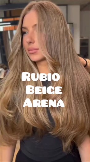 Colorimetría Capilar Profesional | Curso On-line para Estilistas on Instagram: "Rubio medio natural beige-arena Un rubio medio equilibrado y elegante, con matices beige-arena neutros y reflejos dorados suaves que aportan luminosidad sin perder naturalidad. La técnica de balayage difuminado desde medios a puntas permite una integración armónica del color, logrando profundidad en la base, movimiento y un acabado pulido y uniforme. Fórmula orientativa Aclarar hasta lograr una base 7–8. Matizar con 