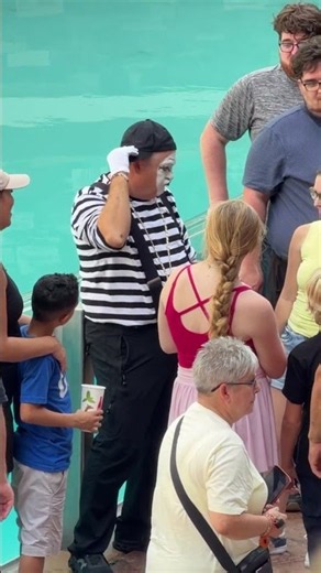 Doesn't need to speak to be hilarious 🤫 #tomthemime #seaworldorlando #comedy