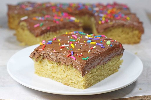 Adding to the list of PERFECT CAKE RECIPES~ Bakery Style Yellow Cake! I love classic yellow cake with fudge icing, but you can frost it up with whatever you like the best~ or nothing at all! This cake recipe can definitely stand alone & it is perfect for cupcakes, layer cakes, stacking, carving and just about anything & everything you can think of! Don't forget to check out the Chocolate & White Cake versions! Recipes links below! https://www.gretchensveganbakery.com/yellow-cake-recipe/ | Gretch