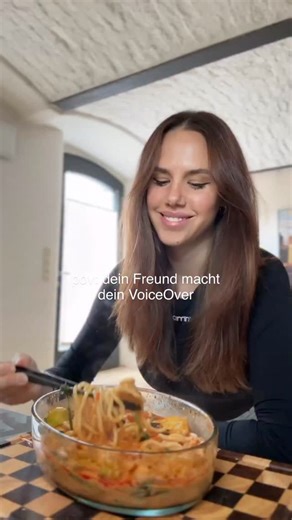 Pia on Instagram: "CURRY UDON AUFLAUF 🍜 Videoidee gesehen und ich musste sofort meinen Freund dazu nötigen, das auszuprobieren. 😂 Danke dafür @janmcmaus ! Rezept: Das Gericht habe ich so ähnlich gesehen bei @coconutandbliss 🍜 für 2–3 Personen: 250 g Hähnchenbrust 1 rote Paprika 1 gelbe Paprika 2 Karotten (in Streifen) 1 Pak Choi (klein geschnitten) 1 Dose Kokosmilch 1 EL rote Currypaste 1–2 EL Sojasoße 1 Knoblauchzehe Salz 250 g Udon Nudeln 2 Frühlingszwiebeln Topping: Koriander Limettensaft 