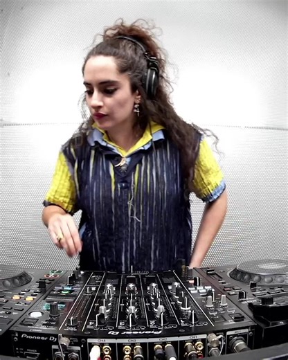 azadi ends/starts the year on a bang with a high octane mix of 160, footwork and jungle to keep the heart throbbing @azadi.mp3