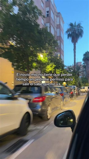 Novios besándose sentados: escena linda de pareja