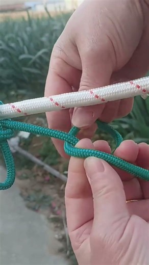 Practical tips for creating stable outdoor clothesline knots