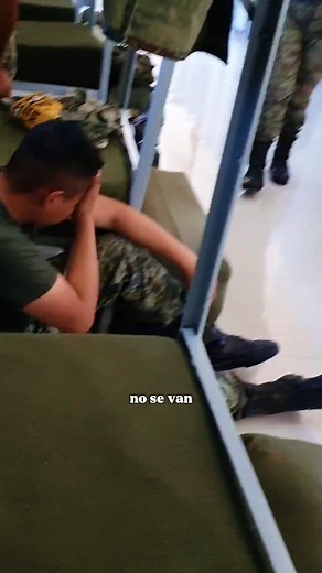 15K views · 61 reactions | El sistema operativo del recluta crasheó y tuvimos que aplicar el hard reset. Confirmado: No hay señal en ese cerebro. . Etiqueta a tu compa que duerme como si no debiera dinero.  #SoldadoCaido #HumorNegro #VidaMilitar #AgarrandoSeñal #Sargento #Recluta #Fibra | Marko Garcia | Facebook