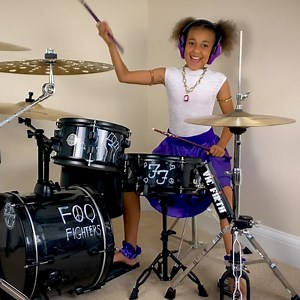 À 10 ans, cette prodige de la batterie cartonne sur    internet et lance même un défi à Dave Grohl des Foo Fighters    !