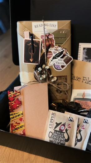 Case File No. 1 ist jetzt online. 🕵️‍♀️📚 Meine neue Crime & Thriller Night Box ist ab sofort im Shop – für alle, die Spannung, Geheimnisse und besondere Blind Dates lieben. #booktokgermany #blinddatewithabook #bookblinddate #thriller #crime