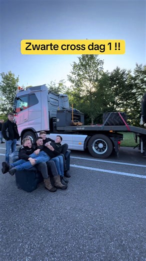Throwback📅 Gisteren was dag 1!! We zijn rond half 7 vertrokken richting de zwarte cross, naar een aantal uur in de file kwamen we op het rennerskwartier, nadat iedereen gecontroleerd is werd ons een plekje aangewezen. Nadat we alles klaar hadden gezet zijn we een kijkje gaan nemen op het festival terrein. Om half 6 hebben we de testrit gemaakt en dat ging allemaal goed, misschien iets minder enthousiast toeteren zodat we kunnen blijven schakelen🤪. Vandaag om 10:30 rijden we voor het eerst! We 