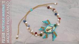 Mira cómo crear esta bella pulsera de macramé en la que la protagonista es una simpática tortuguita, para ti o para regalar o vender.