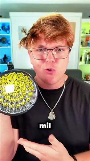 El negro más intenso del mundo frente a la linterna más brillante