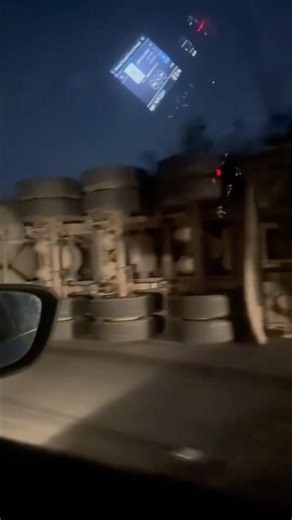 Semi-truck loaded with lumber overturns and causes 4 km of traffic on Fernão Dias highway