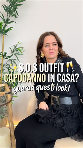 🚨 SOS OUTFIT PER CAPODANNO? 🚨 Festeggi l’ultimo dell’anno in casa e non sai cosa indossare? Cerchi un outfit speciale, ma allo stesso tempo comodo e zero stress? Questi look fanno al caso tuo ✨ 1️⃣ Abbina la maglia FIORE con inserto in tulle alla gonna in maglia di VERO MODA: un look grazioso e super femminile 💕 2️⃣ Scegli la maglia LISA per un fit morbido e completa con il giubbino in pelle con le borchie di VERO MODA 🖤 per un tocco fashion & cool 3️⃣ Con l’abito MIELE l’eleganza è assicura
