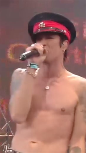 434K views · 12K reactions | Just a frontman doing what he did best, pushing the whole band forward and reminding everyone why his voice and presence hit the way they did. Ten years on, moments like this still say everything. Live 8’s “Slither” is Scott at full force. Comment your favorite Velvet Revolver moment below. #ScottWeiland #ScottWeiland10 #RememberingScottWeiland #ScottWeilandLegacy | Scott Weiland | Facebook