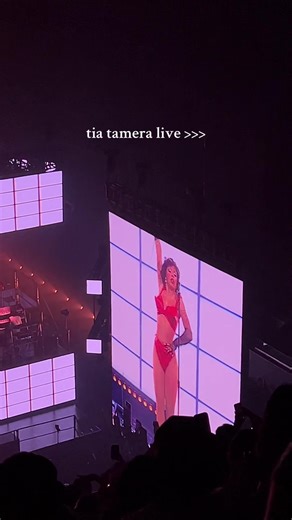 bent the whole word over and said, “spank you very much” 🙂‍↕️🙂‍↕️🙂‍↕️ TIA TAMERA SUPREMACY 🙌 #doja #dojacat #fyp #foryou #tourmavie #tourmaviemanila #philippineconcerts #tiatamera #live #concert