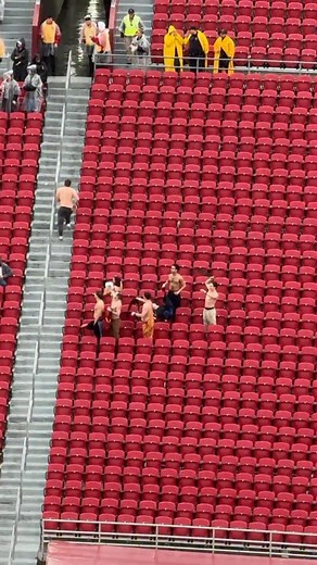 Second half at the Coli was LIT! Momentum wasn’t just on the field … the shirtless squad kept growing 💀🔥 #FightOn #SigueLuchando #USC #Trojans | harry_ruiz